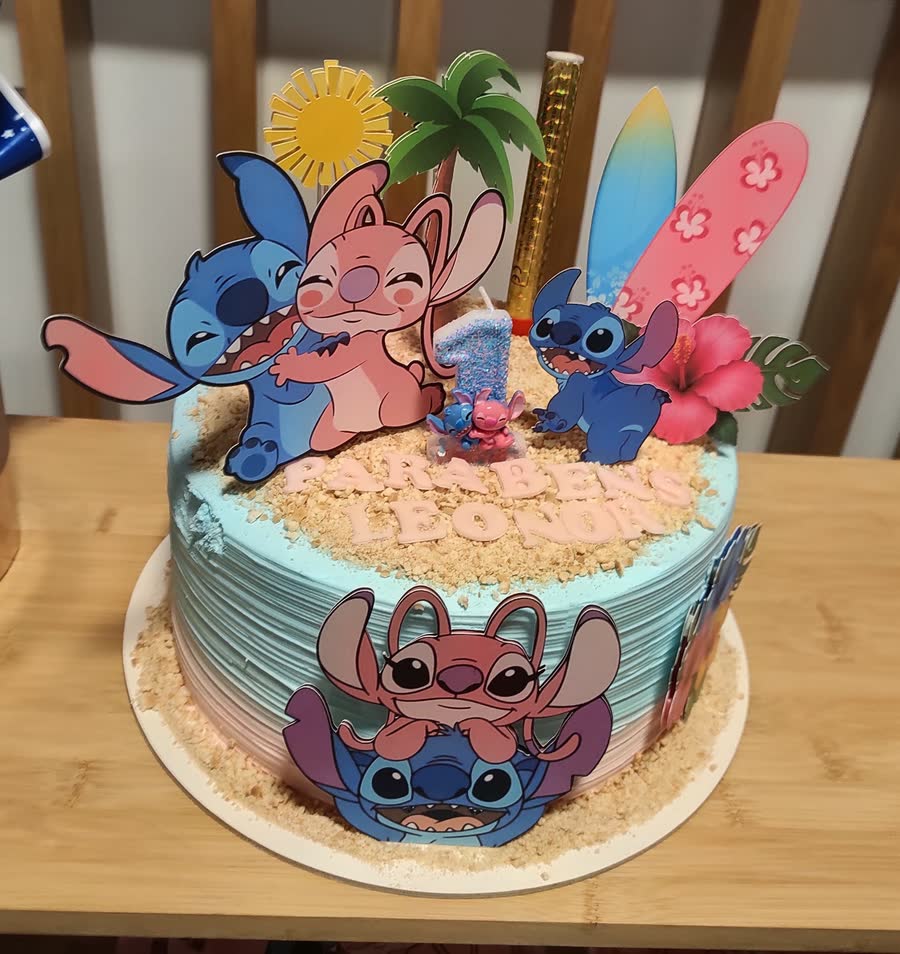 Bolo de aniversário decorado com tema Stitch