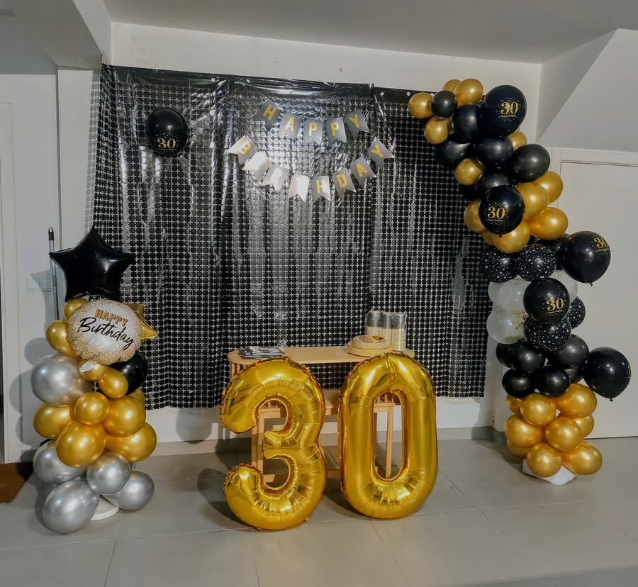 Decoração de festa de 30 anos em preto e dourado