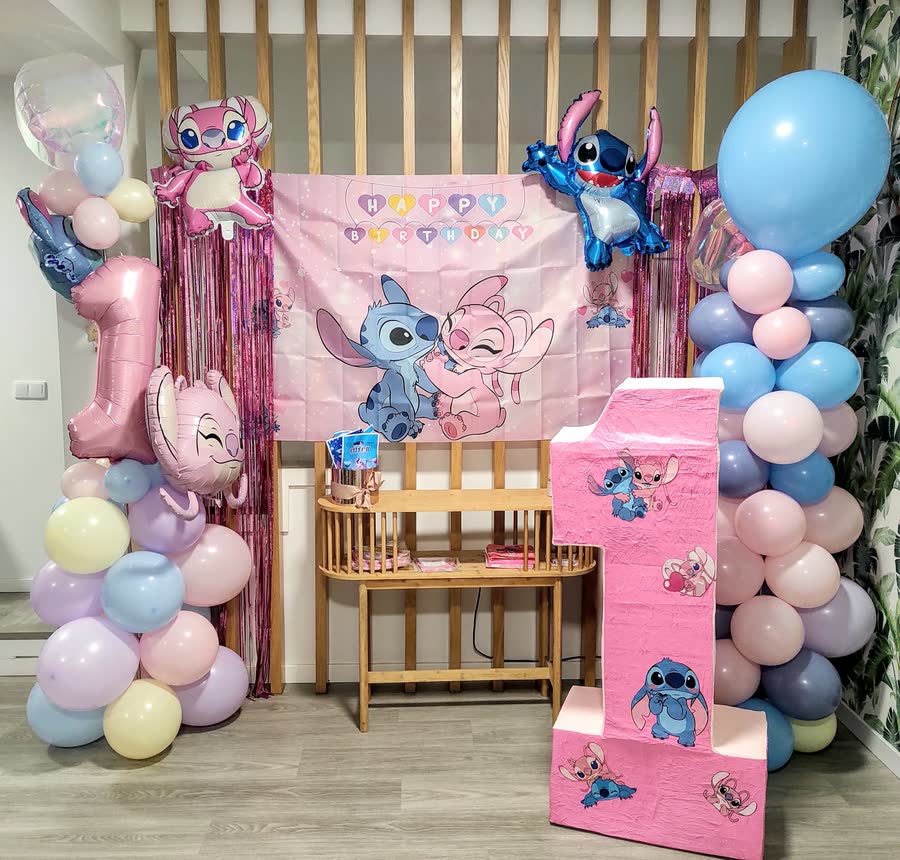Cenário de festa decorado com balões e tema personalizado
